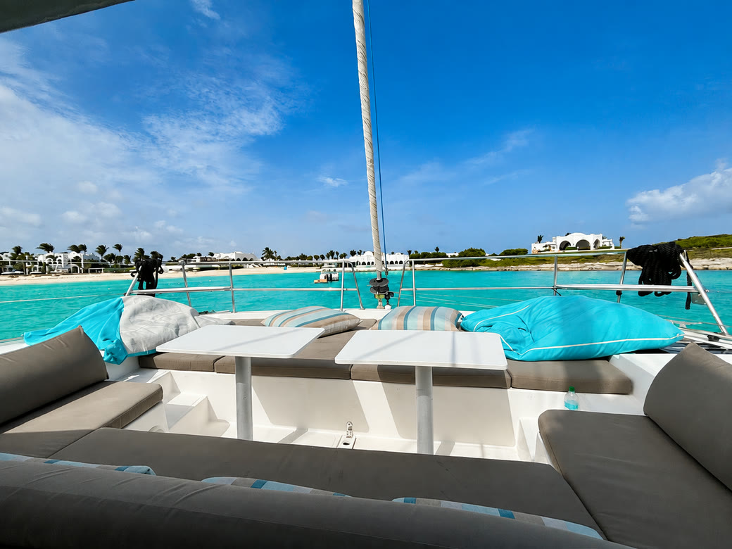 Le pont avant de Zéphyr au mouillage devant Anguilla