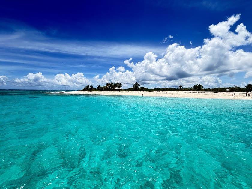 Une plage de sable blanc d'Anguilla et son eau turquoise