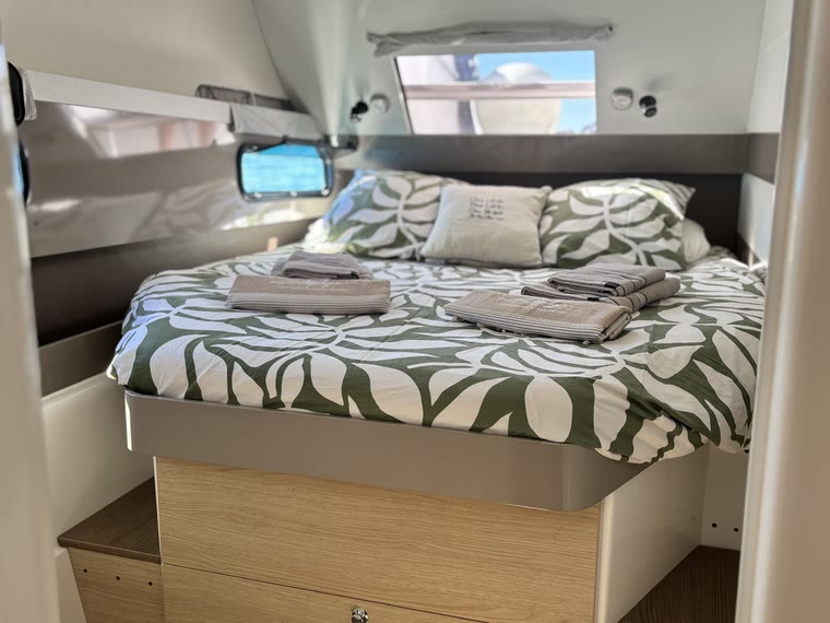Une cabine double de Zéphyr, lit fait et hublot ouvert