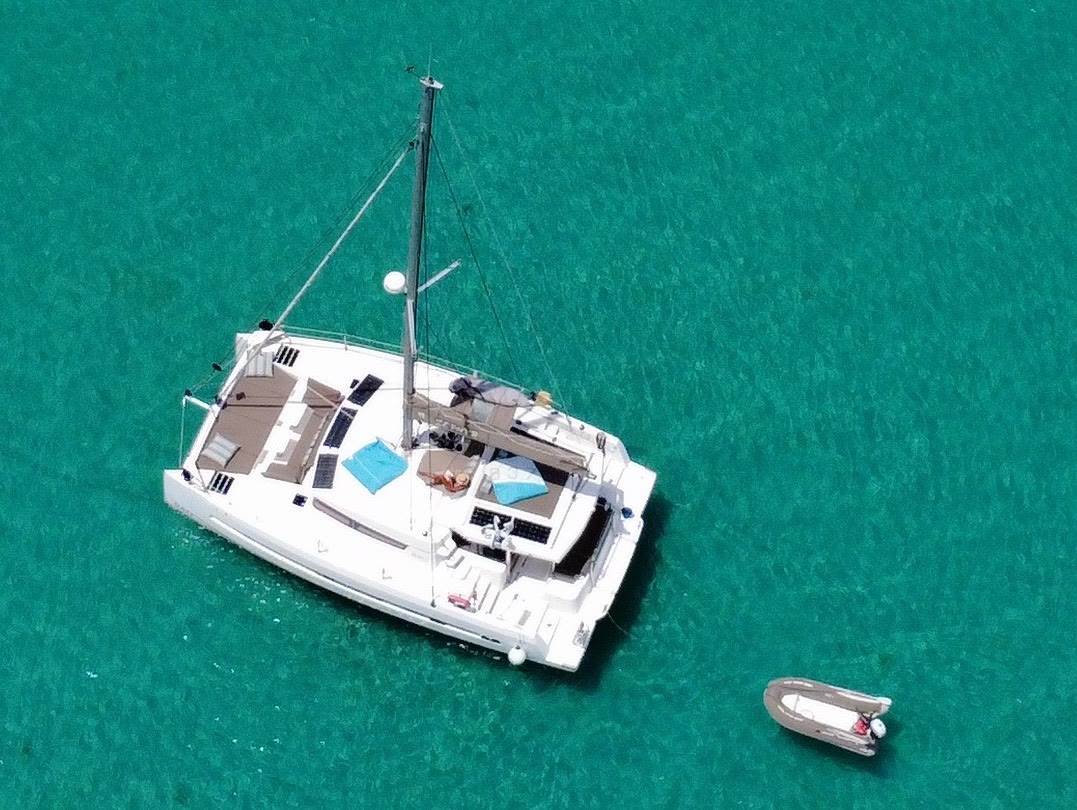 Le catamaran Zéphyr et son annexe, vus du ciel au mouillage
