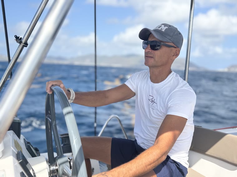 Navigation à la voile au large de Saint-Martin, à la barre du catamaran Zéphyr