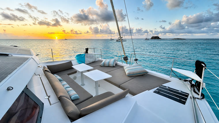 Le salon extérieur du catamaran Zéphyr, à l’ombre du bimini