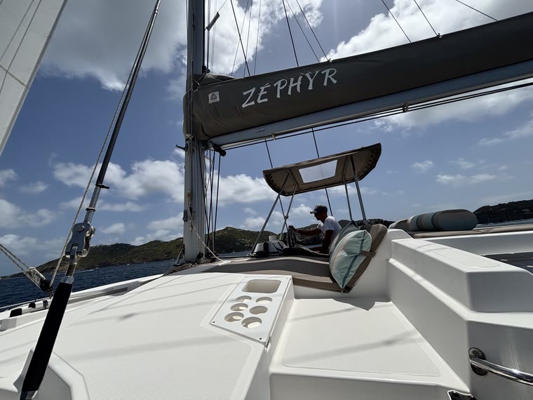 Le pont avant du catamaran Zéphyr et ses transats