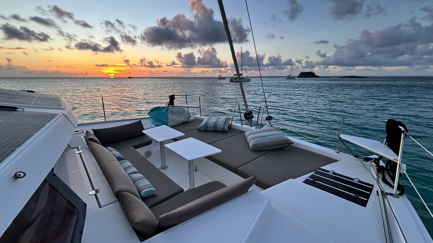 La baie de Grand-Case au coucher du soleil, vue du catamaran Zéphyr