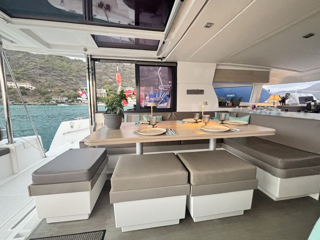 Dîner dressé à bord du catamaran Zéphyr en baie de Grand-Case