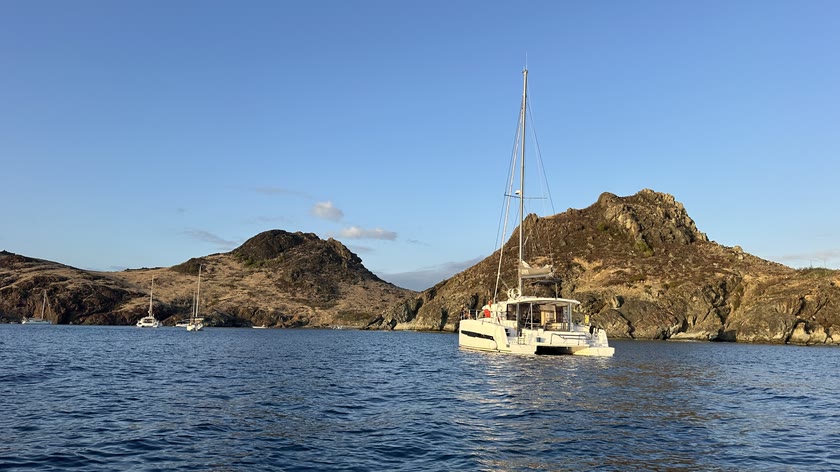 La baie en fer à cheval de l'Île Fourchue, au nord de Saint-Barthélemy