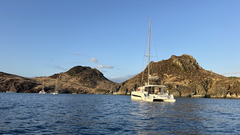 Le catamaran Zéphyr au mouillage dans les Caraïbes, au large de Saint-Barthélemy