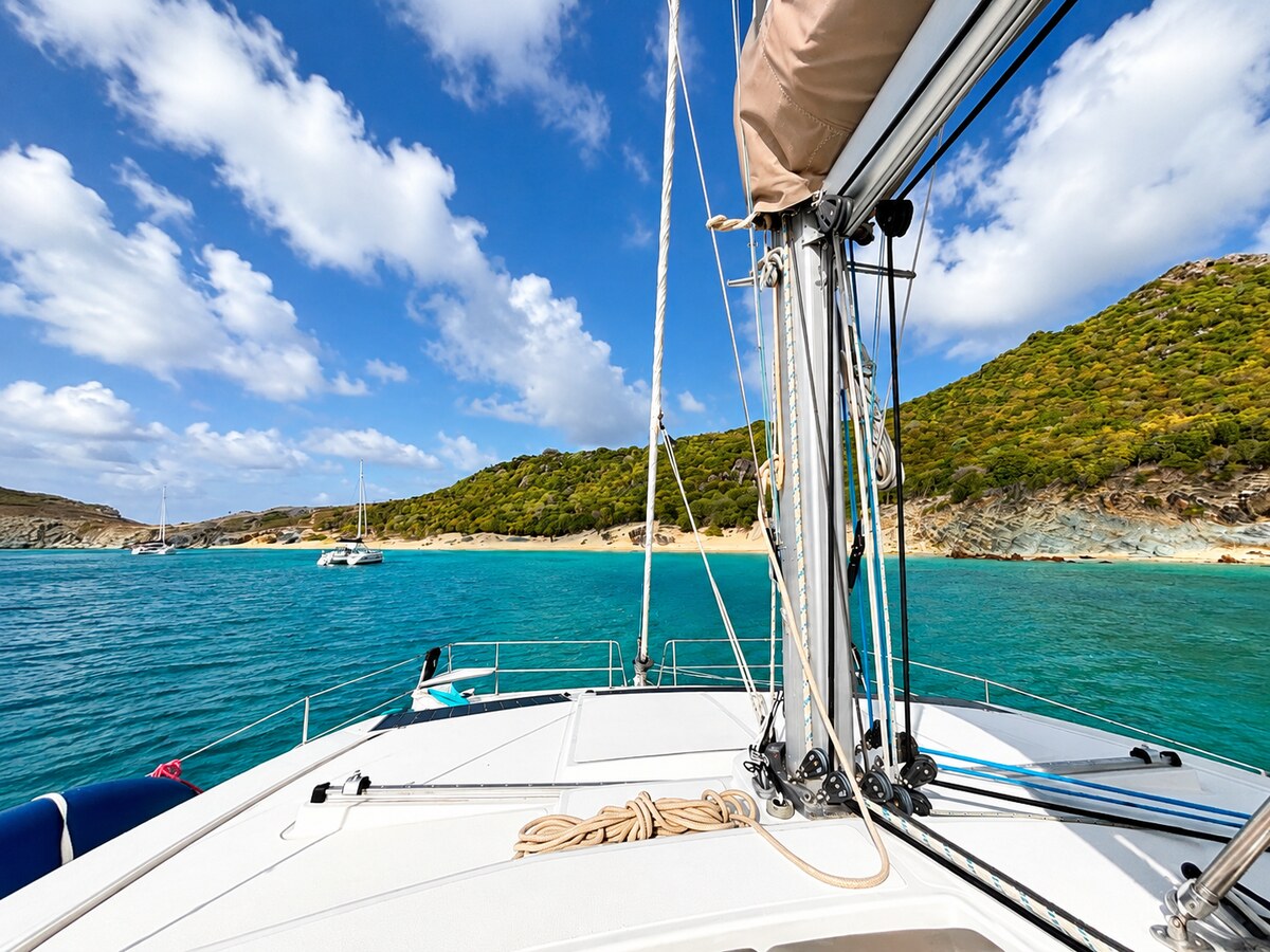 Zephyr's foredeck at anchor, facing the Saint Barthélemy coast