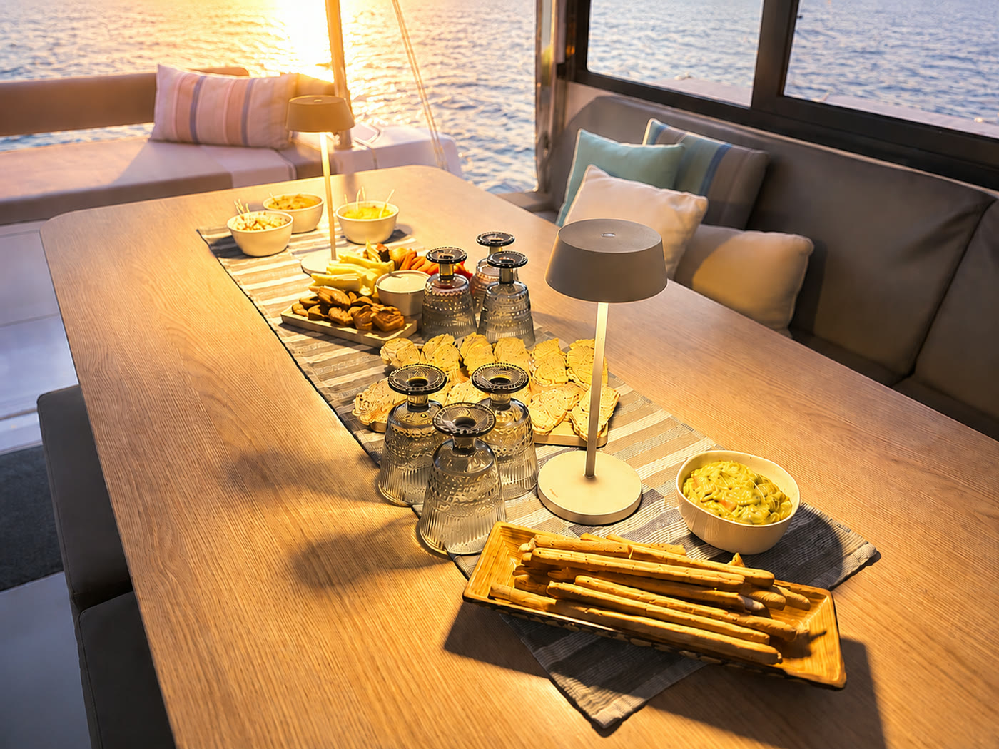 Table dressée sur le pont du catamaran Zéphyr pour une occasion particulière