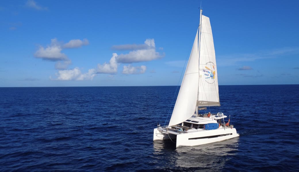 Le catamaran Zéphyr sous voiles entre Saint-Martin et Saint-Barthélemy