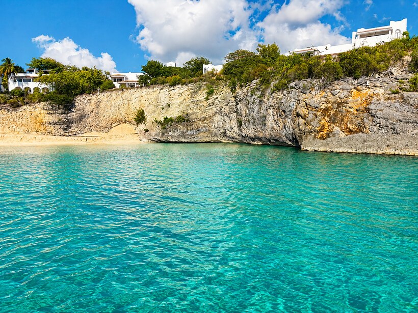 Baie Longue on Saint-Martin, white sand and clear water