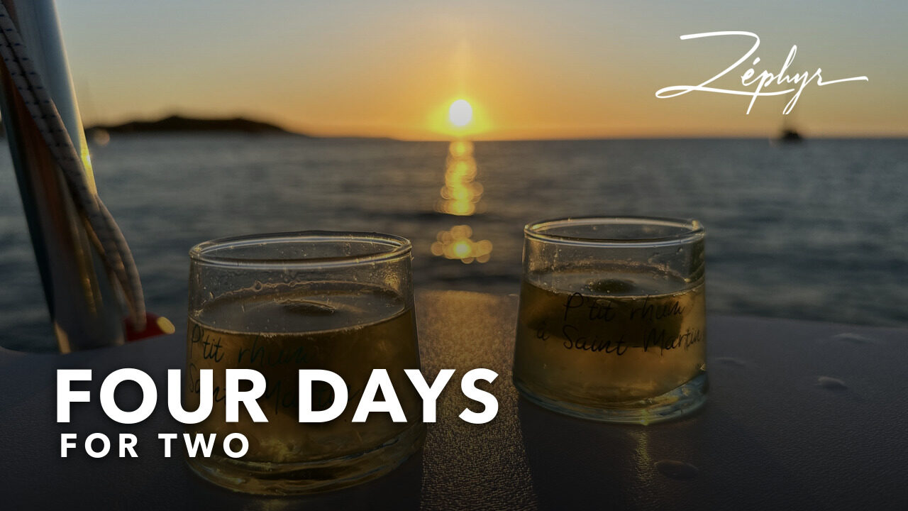 Deux verres sur le pont face au soleil couchant
