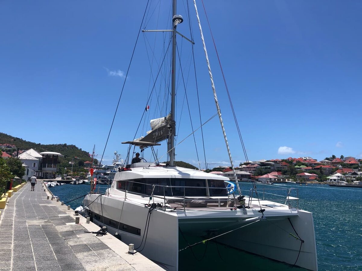 Le catamaran Zéphyr à quai à Gustavia, Saint-Barthélemy