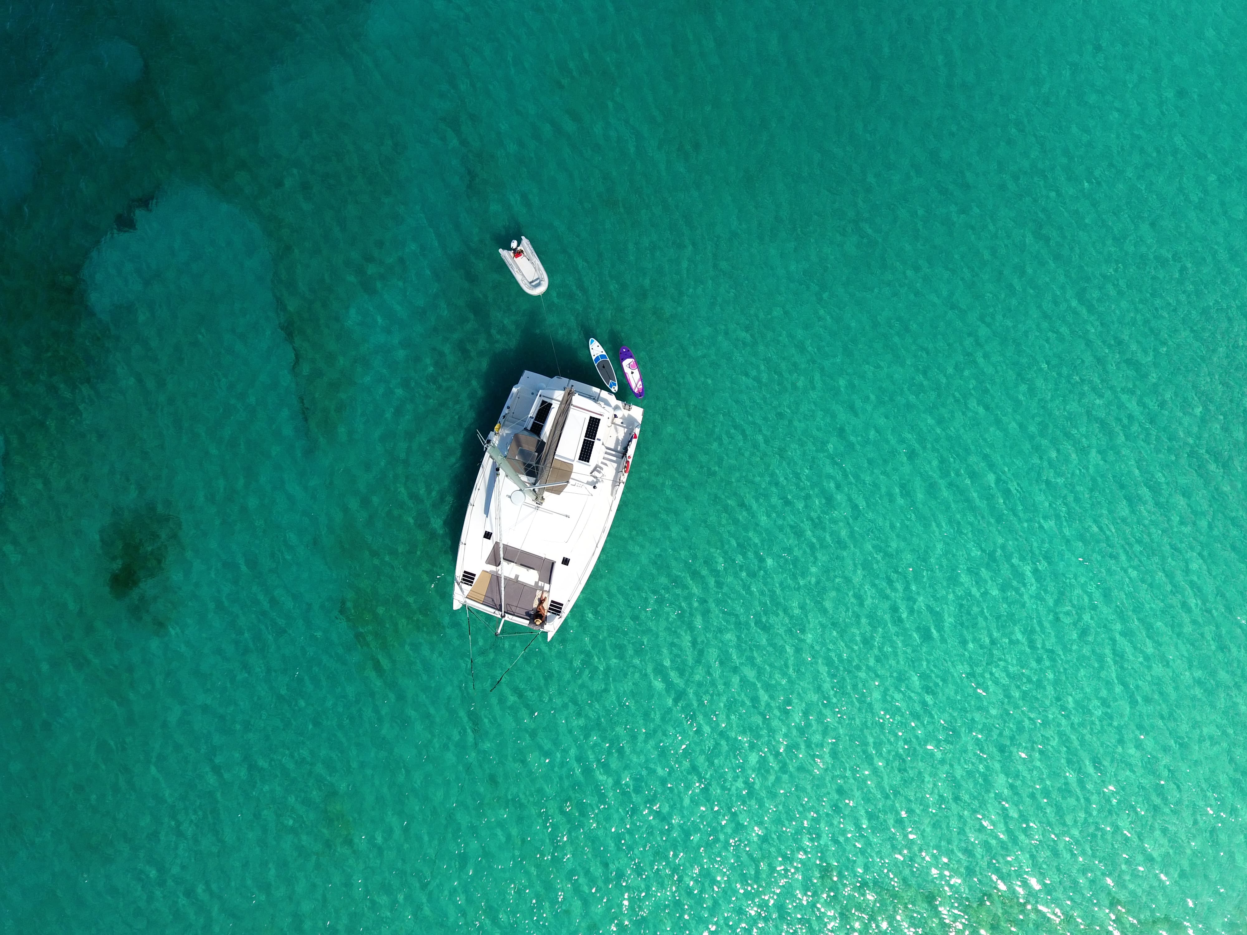 Le catamaran Zéphyr vu du ciel, au mouillage en baie de Grand-Case